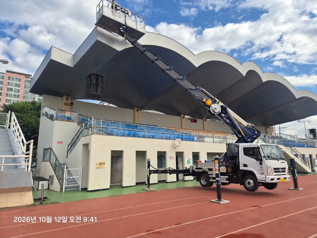 차량과 펼쳐진 붐 · 제공 사진 6번