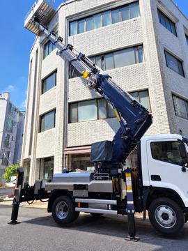 여러 층 건물 앞의 차량과 붐 · 제공 사진 50번