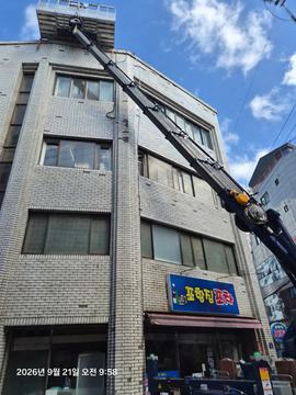 건물 상부를 향한 작업대 · 제공 사진 52번