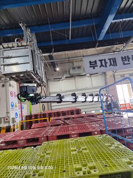 시설 안쪽의 붐과 자재 · 제공 사진 83번