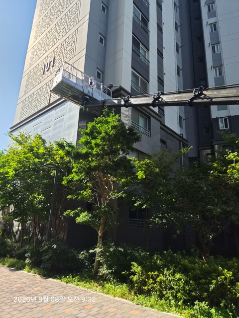 건물 가까이 놓인 작업대 · 제공 사진 92번