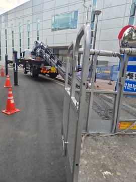 안내 콘이 놓인 차량 주변 · 제공 사진 157번