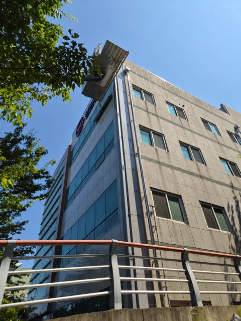 건물 외관과 펼쳐진 붐 · 제공 사진 256번